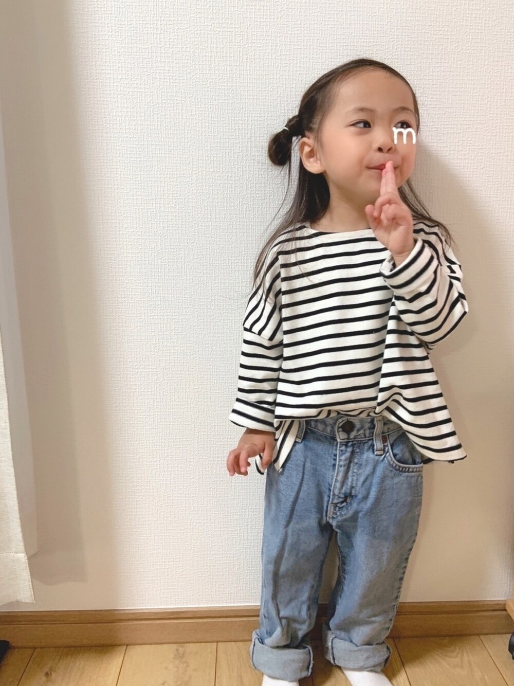 「リラックススタイル、キッズコーデ、女の子、3歳、部屋撮り、おうちファッション、ゆるコーデ、ボーダー、デニム」｜「devirockのゆるっとボーダー長袖Tシャツ（Tシャツ/カットソー、ブラック系）」を使った、mochimochiさん（キッズ・90cm）の春コーディネートの1枚目の写真