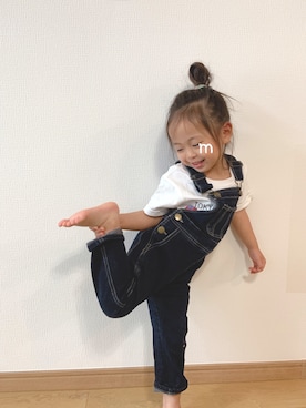 「部屋撮り」｜「アイテム（オールインワン・サロペット）」を使った、mochimochiさん（キッズ・90cm）の春コーディネート