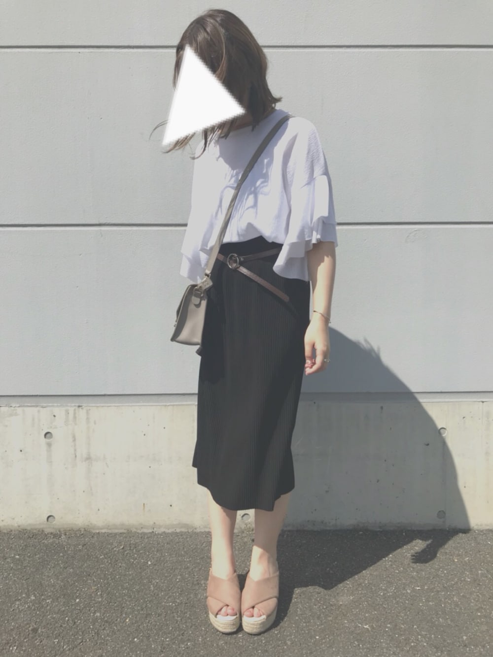ホワイト系のトップス、ブラック系のスカート、ベージュ系のサンダルを着用したレディースの夏コーディネートの1枚目の写真