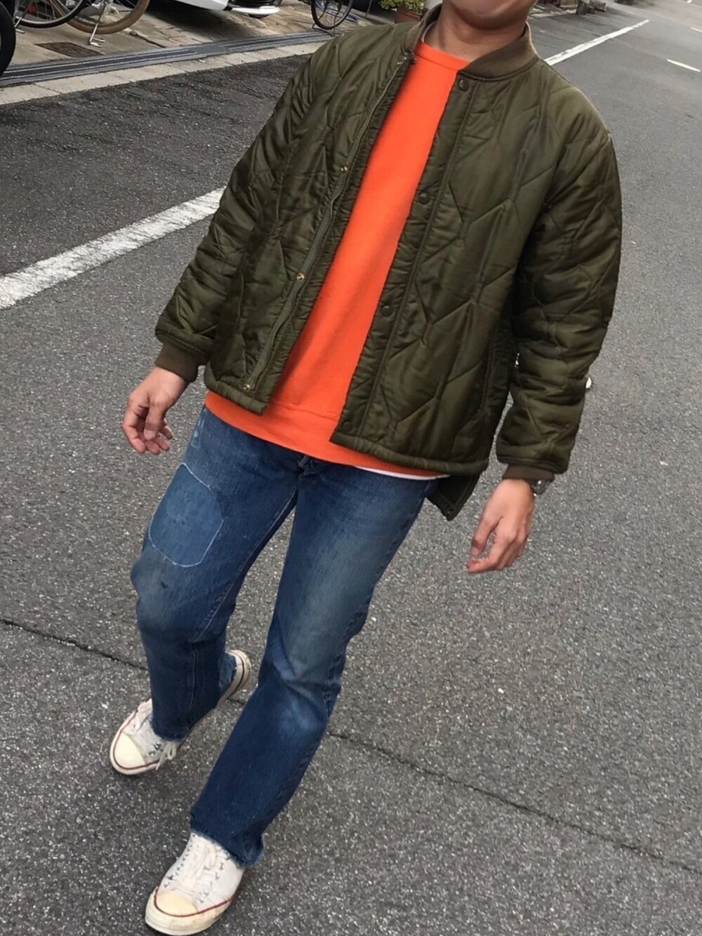 ブルー系のデニムパンツ、グリーン系のMA-1、ホワイト系のスウェットを着用したメンズの冬コーディネートの1枚目の写真