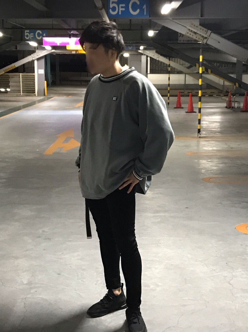 グリーン系のスウェット、ブラック系のその他パンツ、ホワイト系のスニーカーを着用したメンズの冬コーディネートの1枚目の写真