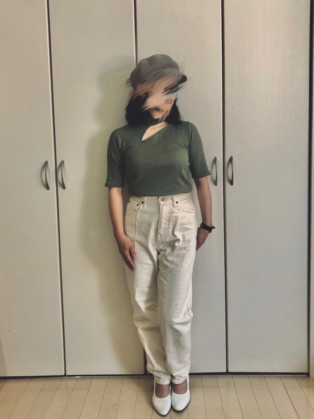 グリーン系のシャツ/ブラウス、ホワイト系のデニムパンツ、ホワイト系のパンプスを着用したレディースの夏コーディネートの1枚目の写真