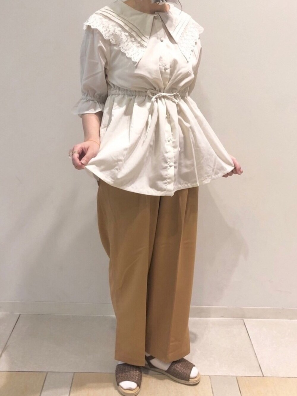 ベージュ系のシャツ/ブラウス、ベージュ系のその他パンツ、ブラウン系のサンダルを着用したレディースの夏コーディネートの1枚目の写真