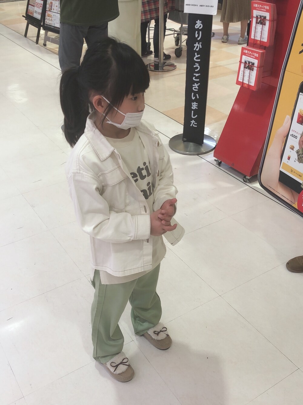 「petit mainのアイテム（その他アウター、ホワイト系）」を使った、kanさん（キッズ・110cm）の春コーディネートの1枚目の写真