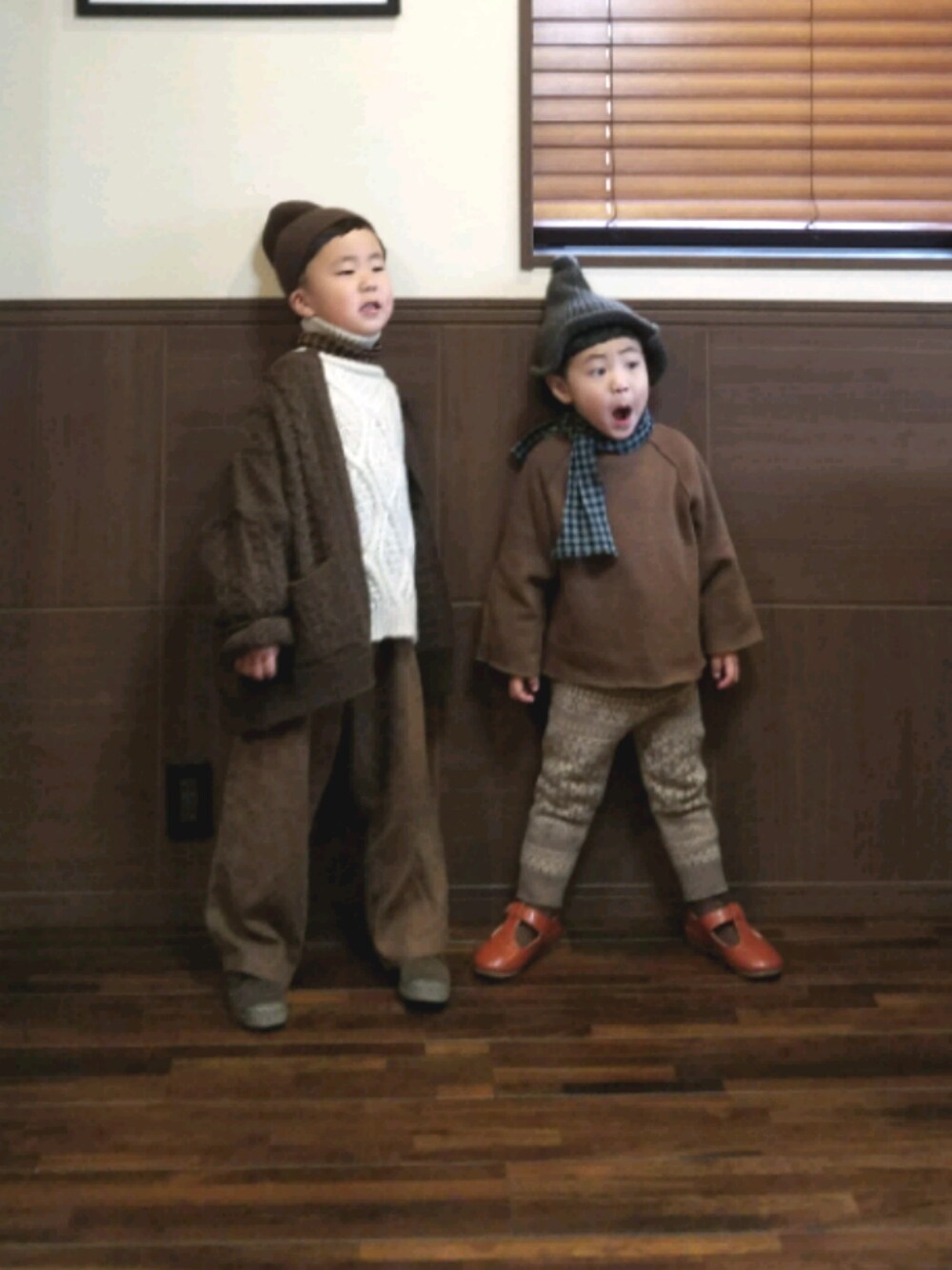 「ニット帽、ノルディック柄、カーディガン、ニット、ブラウン」｜「uacuacのアイテム（その他パンツ、ベージュ系）」を使った、かんでんちさん（キッズ・110cm）の冬コーディネートの1枚目の写真