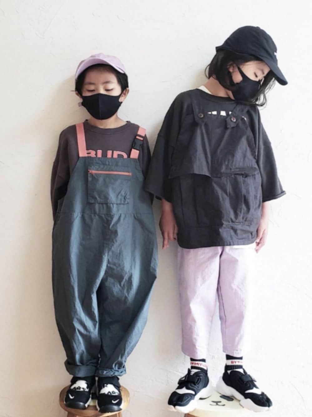 「パープル、キャップ、さし色、ベスト、サロペット、リフト、アクアリフト、サンダル、これが私をアゲる服」｜「classicalelfの【親子コーデ】プリント半端袖ショート丈プルオーバーロゴプリントキッズスウェット（スウェット、ブラック系）」を使った、かんでんちさん（キッズ・131cm）の春コーディネートの1枚目の写真