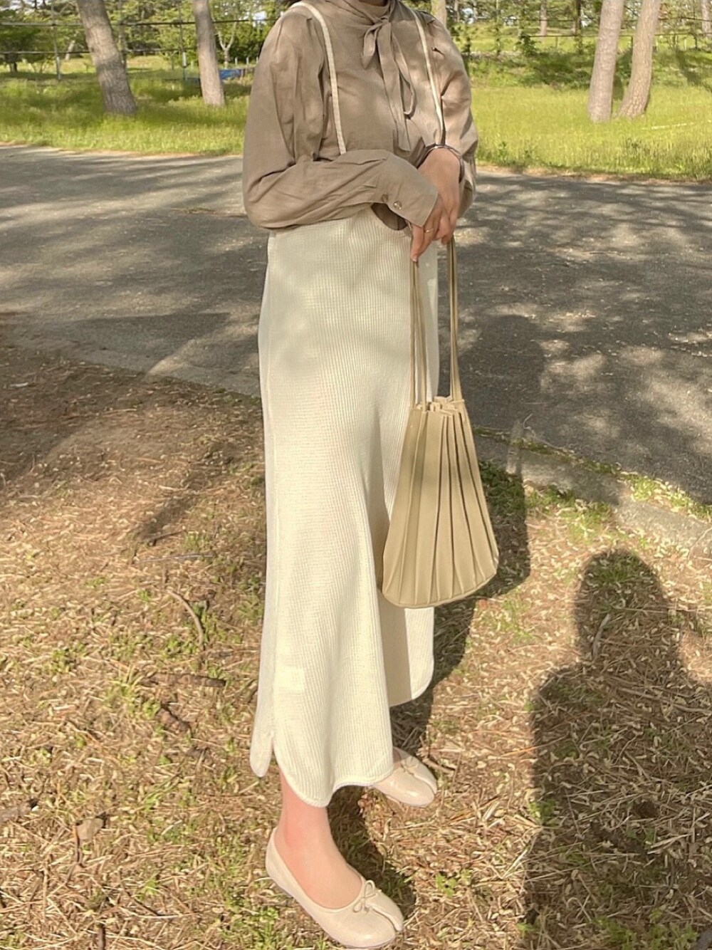 「公園スタイル、淡色コーデ、淡色女子、カヌレバッグ、タビシューズ、キャミワンピ」｜「NEUNAのアイテム（ハンドバッグ、グリーン系）」を使った、tonemoさん（レディース・162cm）の春コーディネートの1枚目の写真