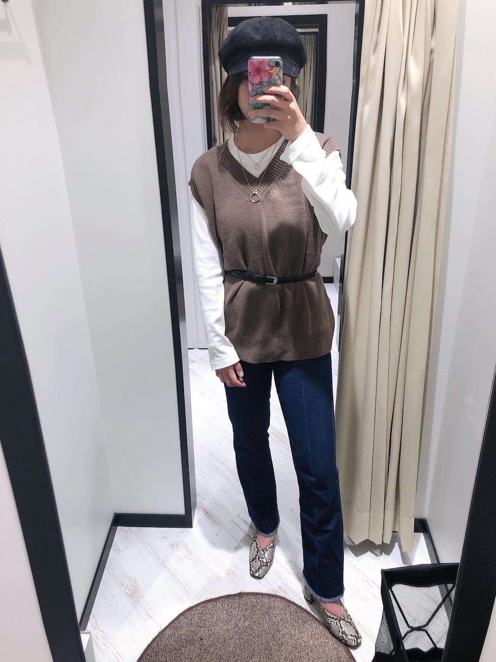「パイソン柄、ニットベスト、コーデュロイキャスケット、デニム、ニットベスト×デニム」｜「Libby&Roseのサイドリボンニットベスト（ベスト、ブラウン系）」を使った、yukiさん（レディース・158cm）の秋コーディネートの1枚目の写真