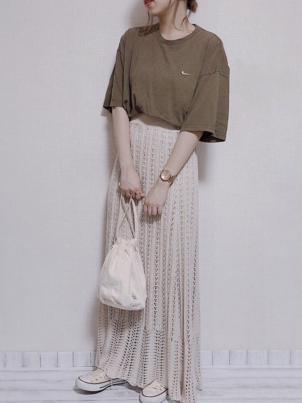 ホワイト系のスカート、ホワイト系のバッグ、ホワイト系のスニーカーを着用したレディースの夏コーディネートの1枚目の写真