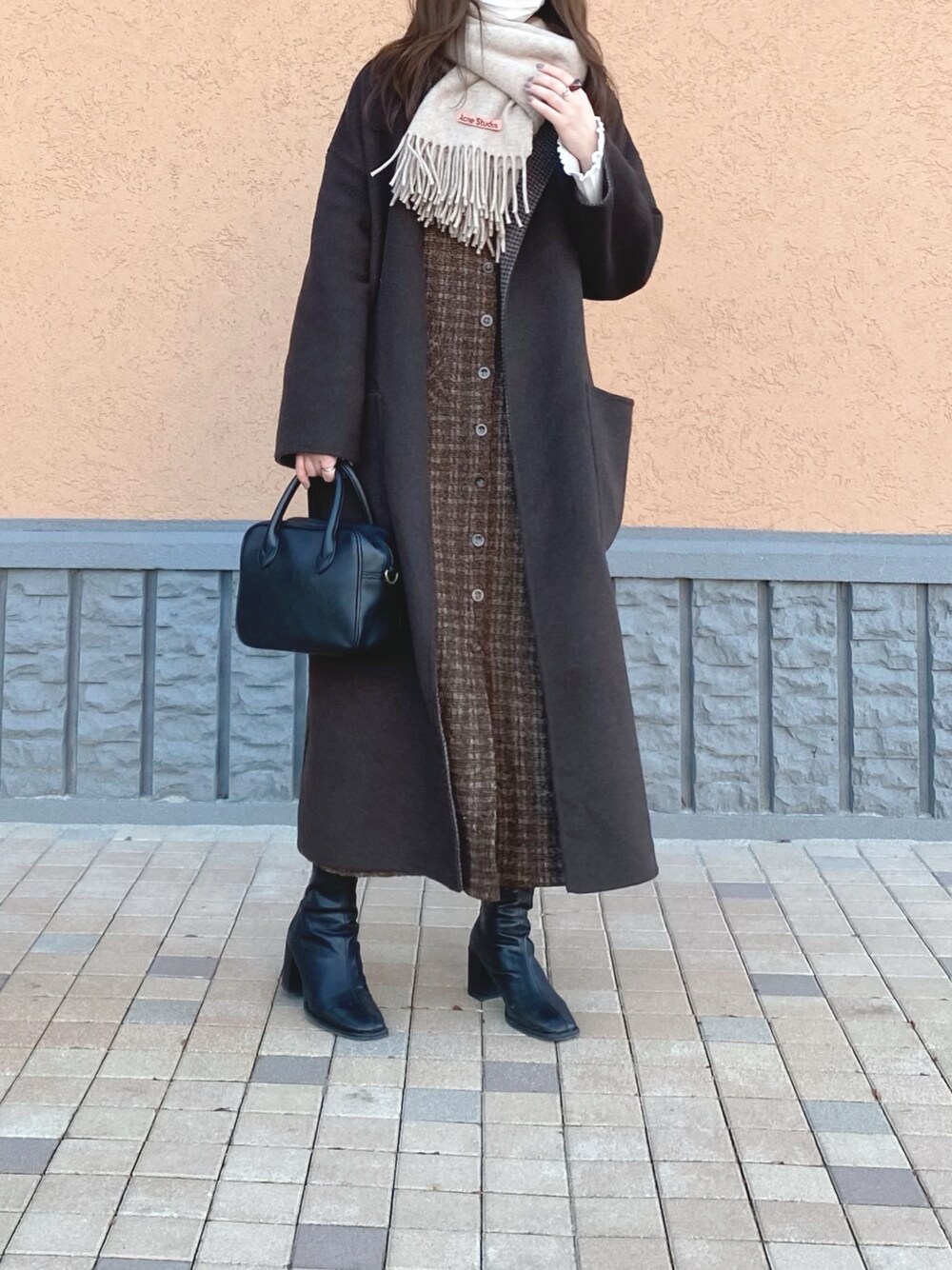 「オトナ女子、ブラウンコーデ、マフラー、スクエアトゥ、ブーツ、ロングコート、きれいめカジュアル、ワンピース、ミニボストン」｜「Acne Studiosのアイテム（マフラー、ベージュ系）」を使った、sakiさん（レディース・159cm）の冬コーディネートの1枚目の写真