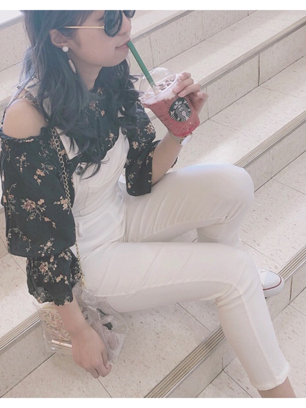「シンプルコーデ、オフショル、花柄ブラウス、スニーカーコーデ、クリアバッグ、ピクニック、デート、韓国、動きやすい、オトナ女子」｜「WEGOのアイテム（シャツ/ブラウス、ブラック系）」を使った、ぶぅさん（レディース・162cm）の春コーディネートの1枚目の写真