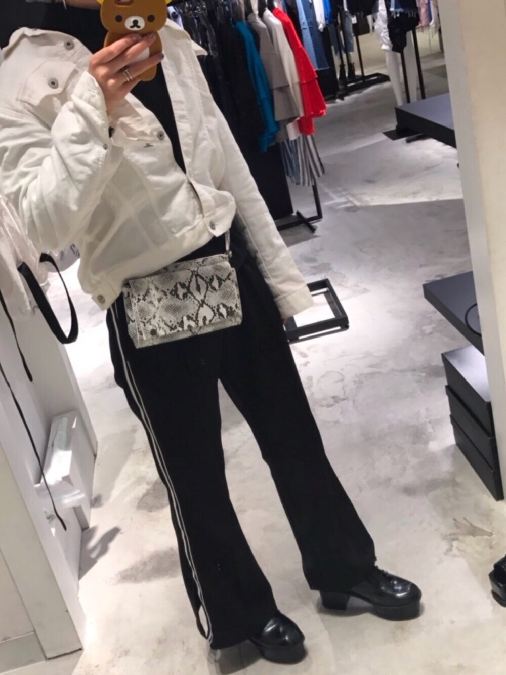 ホワイト系のジャケット/アウター、ブラック系のTシャツ/カットソー、ホワイト系のボディバッグ/ウエストポーチを着用したレディースの冬コーディネートの1枚目の写真