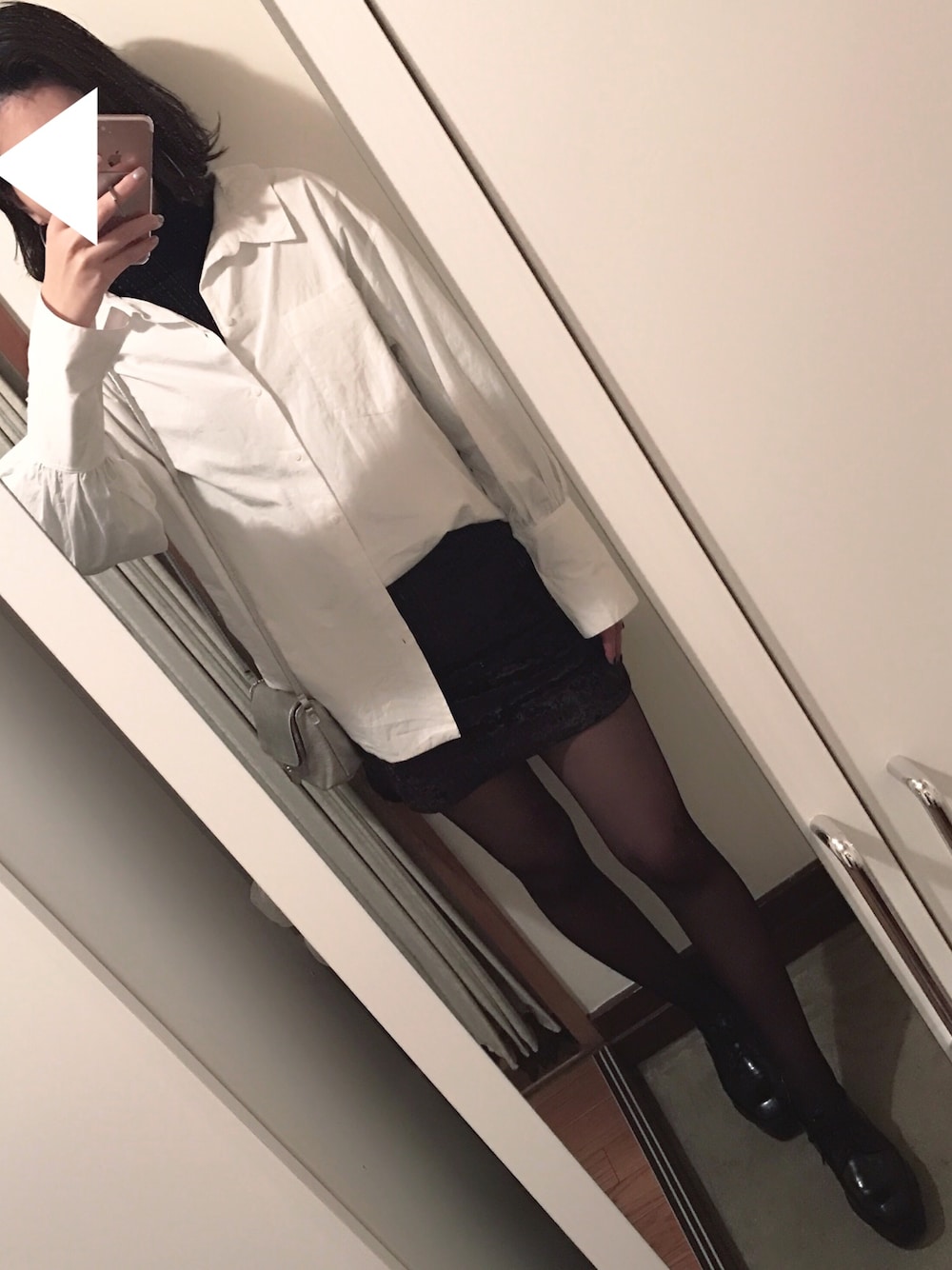 「シャツスタイル、シャツイン、リング、ベロアスカート、シルバーバッグ、厚底サンダル、モード、モノトーン、ZARA、EMODA」｜「ZARAのアイテム（シャツ/ブラウス、ホワイト系）」を使った、exxx24k_maさん（レディース・169cm）の冬コーディネートの1枚目の写真