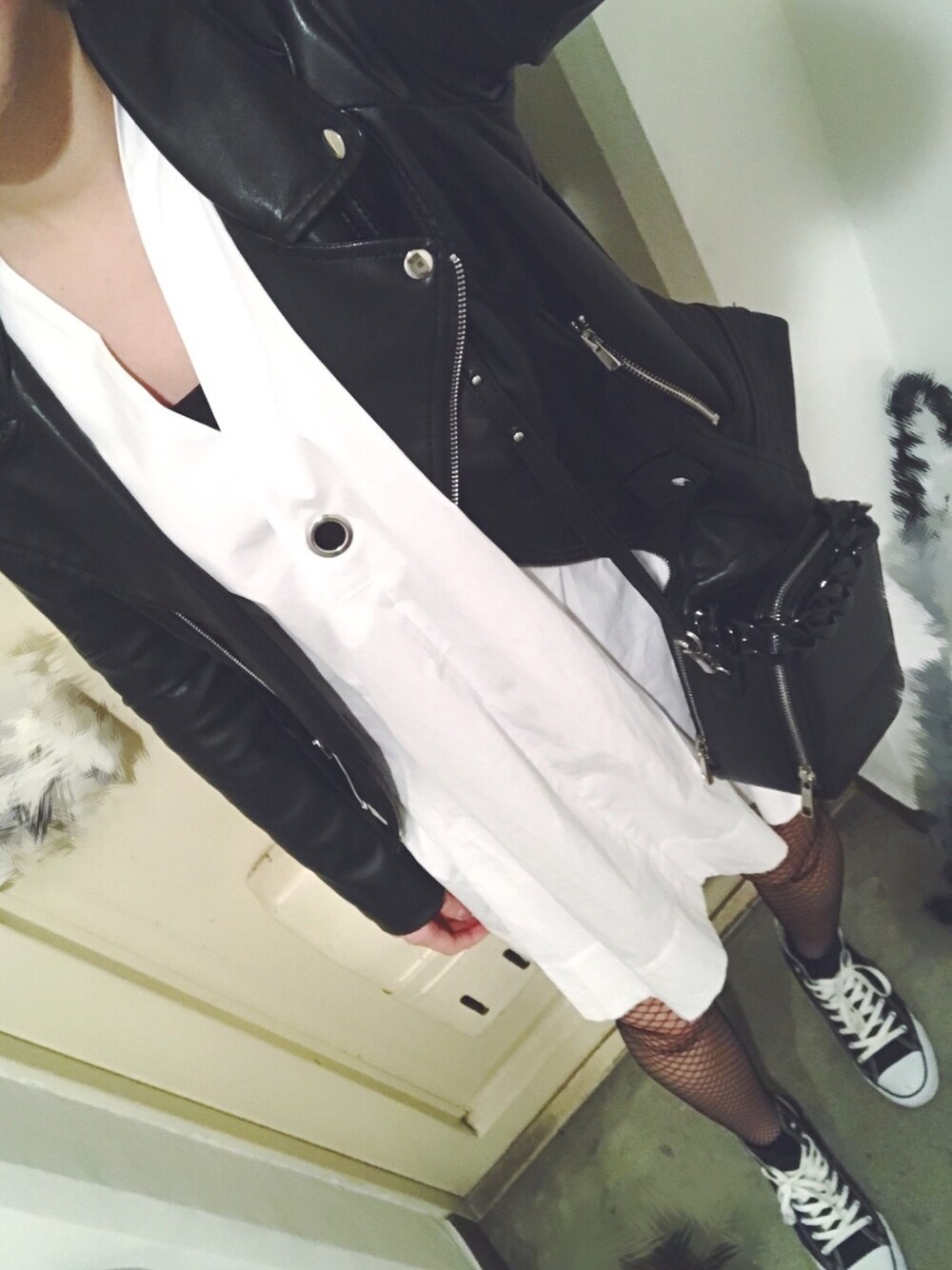 「ライダース、シャツスタイル、シャツワンピ、網タイツ、コンバース ハイカット、EMODA、ZARA、コンバース、モード、モノトーン」｜「ZARAのアイテム（ライダースジャケット、ブラック系）」を使った、exxx24k_maさん（レディース・169cm）の冬コーディネートの1枚目の写真