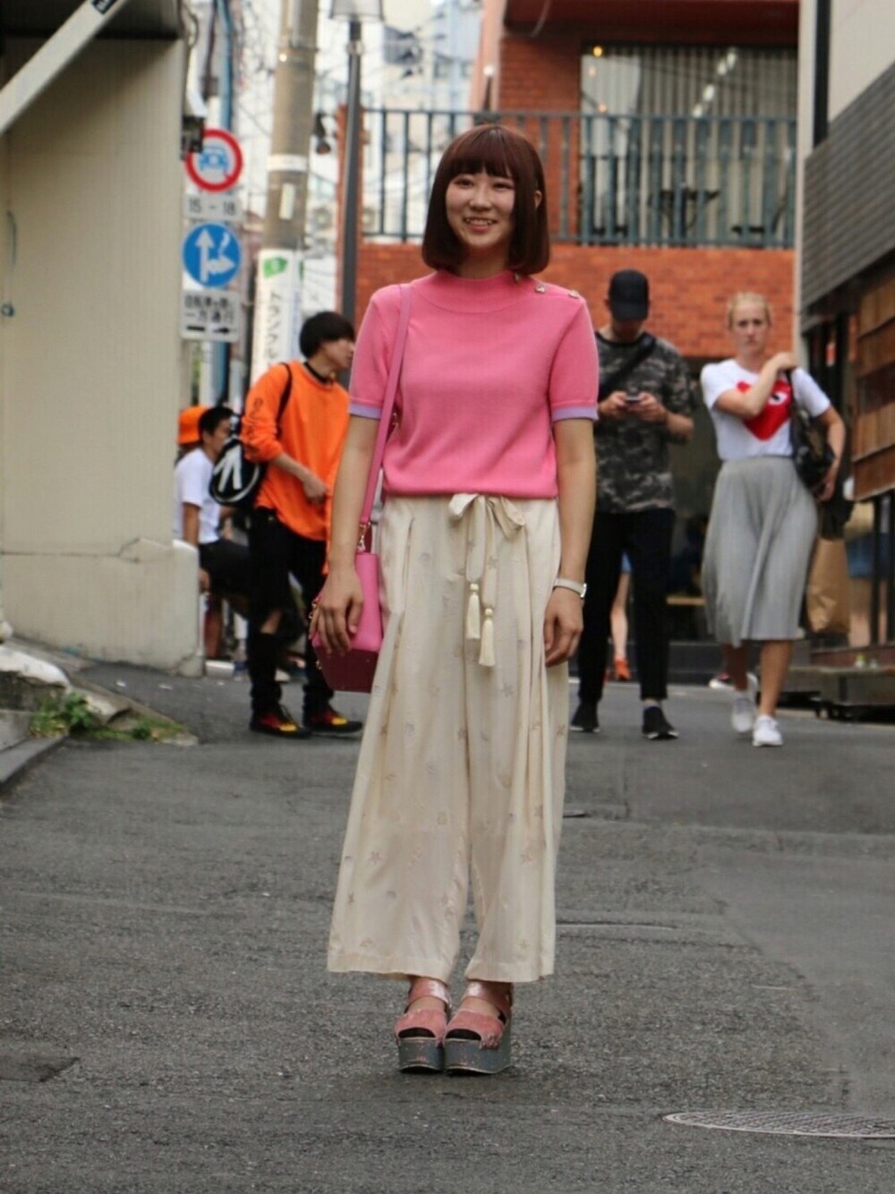 「honeymihoney、Lily Brown、merry jenny、ピンク、ワイドパンツ、サンダル、厚底サンダル、モックネック、夏コーデ、shareclub」｜「HONEY MI HONEYのアイテム（Tシャツ/カットソー、ピンク系）」を使った、share clubさん（レディース・160cm）の夏コーディネートの1枚目の写真