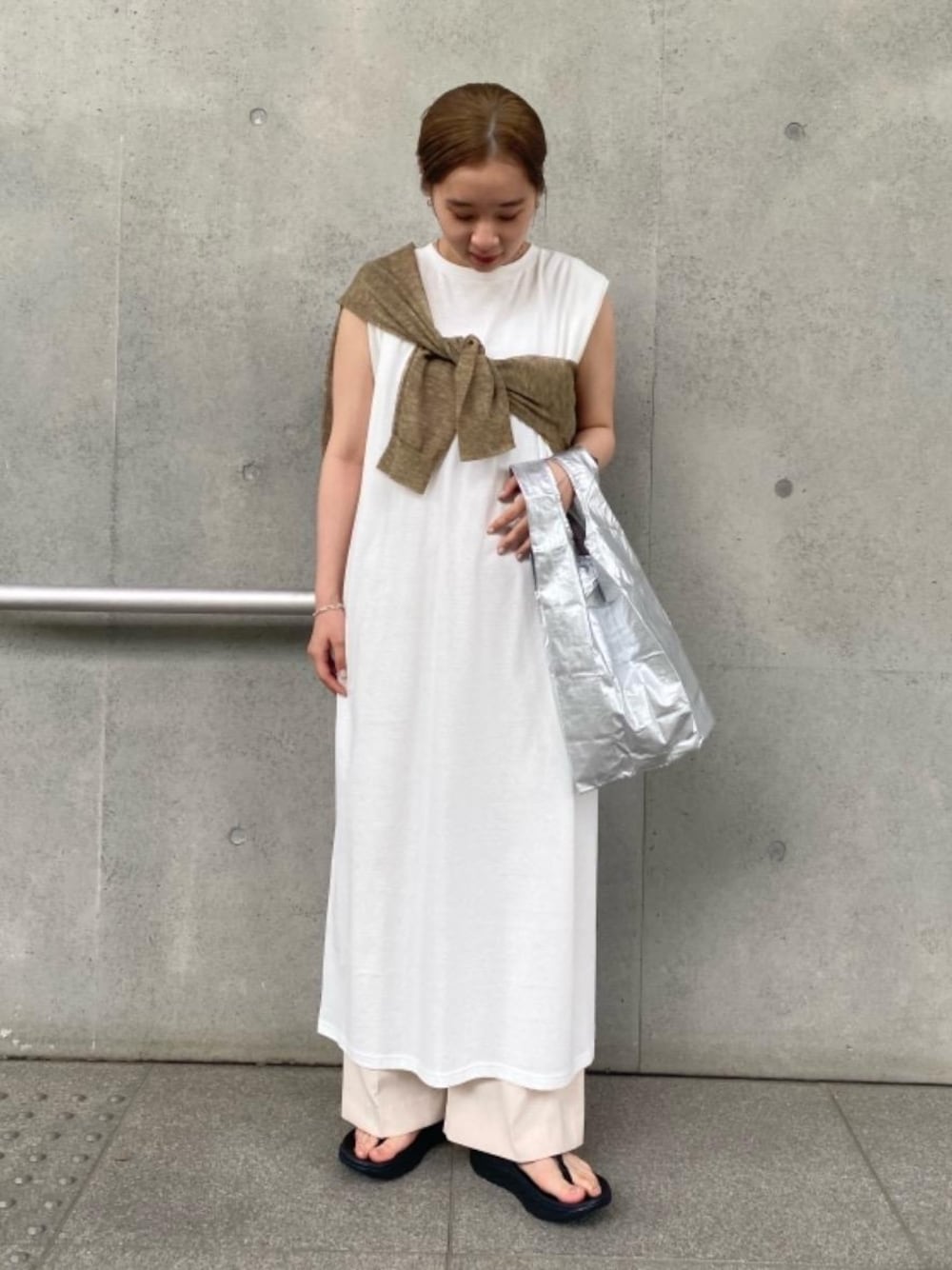 「BAGGUの＜BAGGU＞メタリック ポケッタブルバッグ/Baby（エコバッグ/サブバッグ、シルバー系）」を使った、harukaさん（レディース・155cm）の夏コーディネートの1枚目の写真