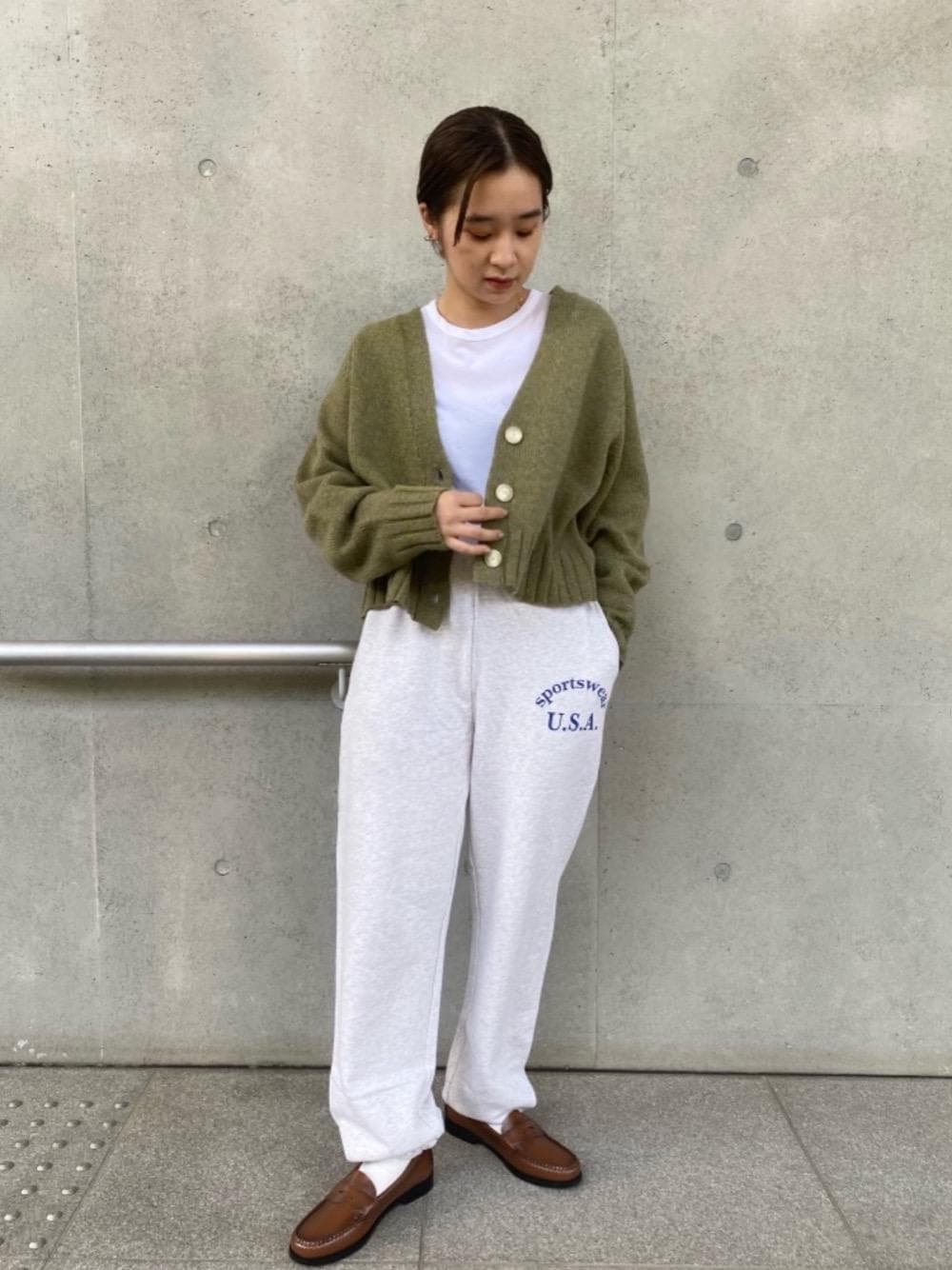 「Russell Athleticの【別注】＜RUSSELL ATHLETIC＞カレッジロゴスウェットパンツ ∴（スウェットパンツ、グレー系）」を使った、harukaさん（レディース・155cm）の秋コーディネートの1枚目の写真