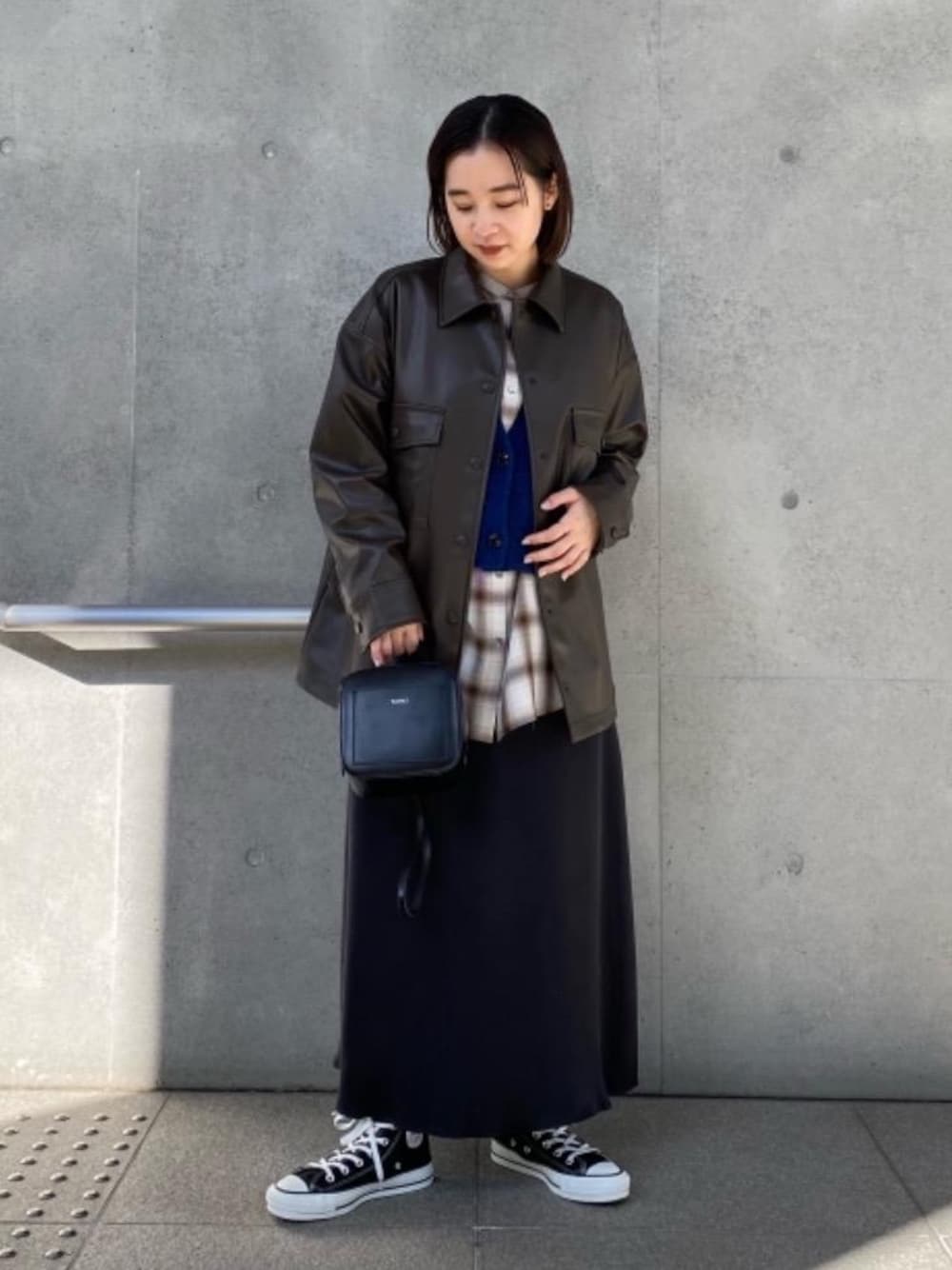 「スニーカー、トレンド、スカート、シューズ、シャツ/ブラウス、SPRING SHIRTS STYLE」｜「CONVERSEの＜CONVERSE（コンバース）＞ALL STAR HI MADE IN JAPAN スニーカー（スニーカー、ブラック系）」を使った、harukaさん（レディース・155cm）の冬コーディネートの1枚目の写真