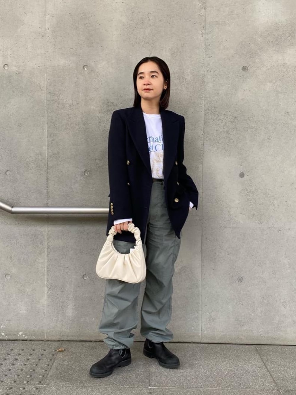 「ジャケット、トレンド、ストリート、Tシャツ/カットソー、👟バッグ、SPRING SHIRTS STYLE、ぱんつ」｜「BEAUTY&YOUTH UNITED ARROWSのBY TRADITIONAL ダブルジャケット（テーラードジャケット、ブルー系）」を使った、harukaさん（レディース・155cm）の冬コーディネートの1枚目の写真