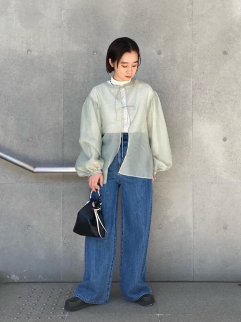 「トレンド、シューズ、デニムパンツ、シャツ/ブラウス、👟バッグ、ベーシック/トラッド、トラベル /リゾート、ぱんつ」｜「by Preekの＜by Preek（バイプリーク）＞淡水パール フラワービーズネックレス Ψ∴（ネックレス、ブラック系）」を使った、harukaさん（レディース・155cm）の冬コーディネートの1枚目の写真
