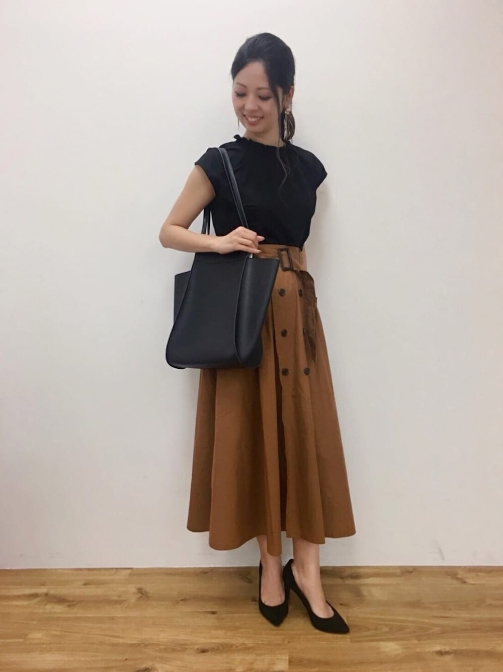 「ブラウソー、トレンチスカート、ブラウン、黒×茶、ミモレ丈スカート、秋カラー、秋先取りコーデ、秋服、大人カジュアル、yecca vecca」｜「YECCA VECCAのフリルネックブラウソー（シャツ/ブラウス、ブラック系）」を使った、Funatto♡さん（レディース・161cm）の夏コーディネートの1枚目の写真