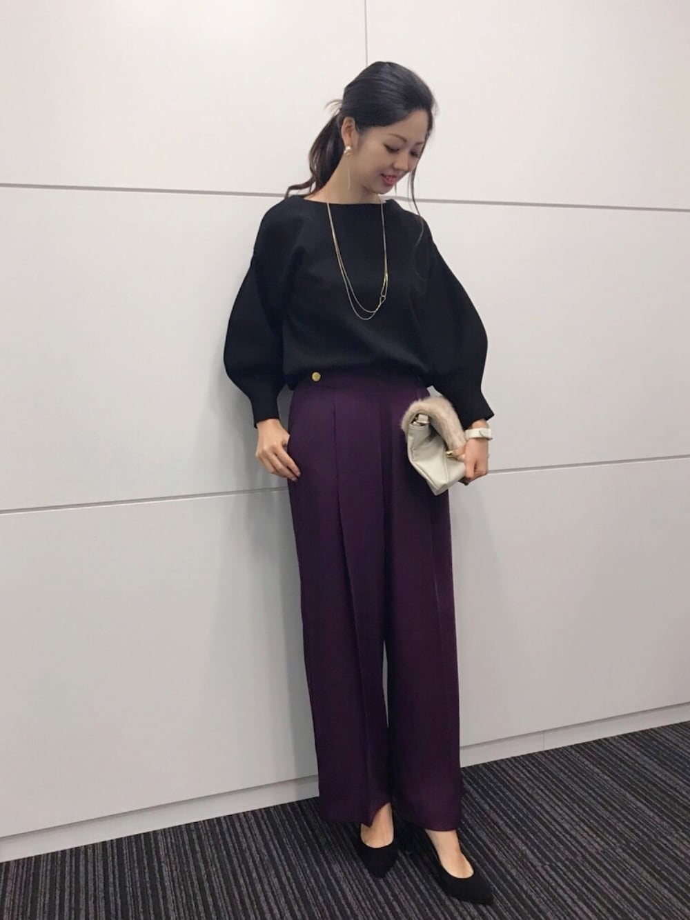 「黒、紫、ワイドパンツ、パフスリーブ、秋のコーデ、秋、黒×紫、シンプル、大人カジュアル、yecca vecca」｜「YECCA VECCAのボタンデザインワイドパンツ（その他パンツ、パープル系）」を使った、Funatto♡さん（レディース・161cm）の夏コーディネートの1枚目の写真