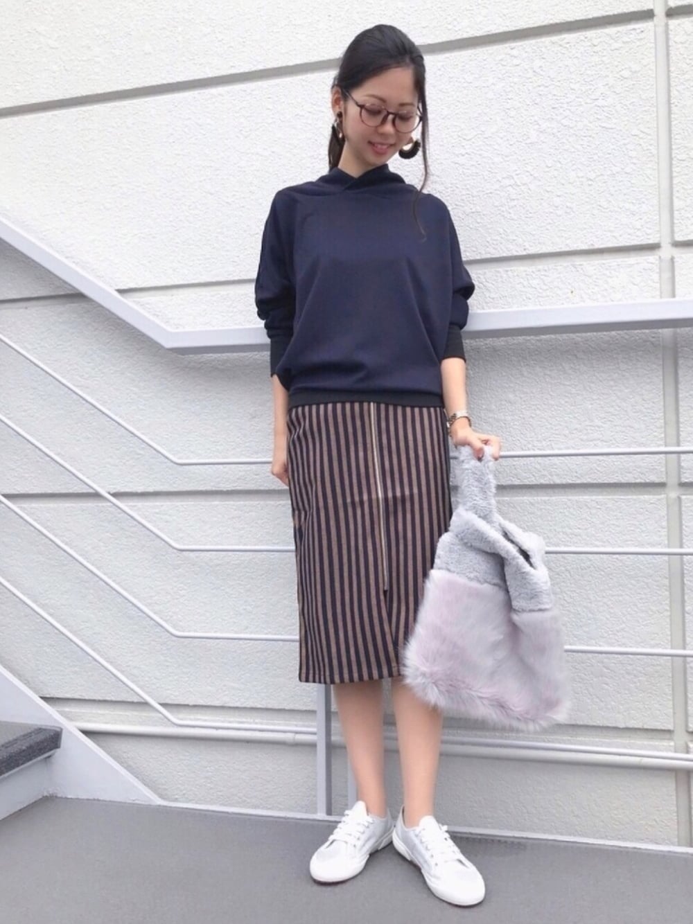 「スウェット、ストライプスカート、ペンシルスカート、スニーカー、秋服準備はじめました、秋コーデ、大人カジュアル、ラクチンコーデ、秋色、yecca vecca」｜「Editt by YECCA VECCAの・変型ネックドルマンプルオーバー（Tシャツ/カットソー、ブルー系）」を使った、Funatto♡さん（レディース・161cm）の秋コーディネートの1枚目の写真
