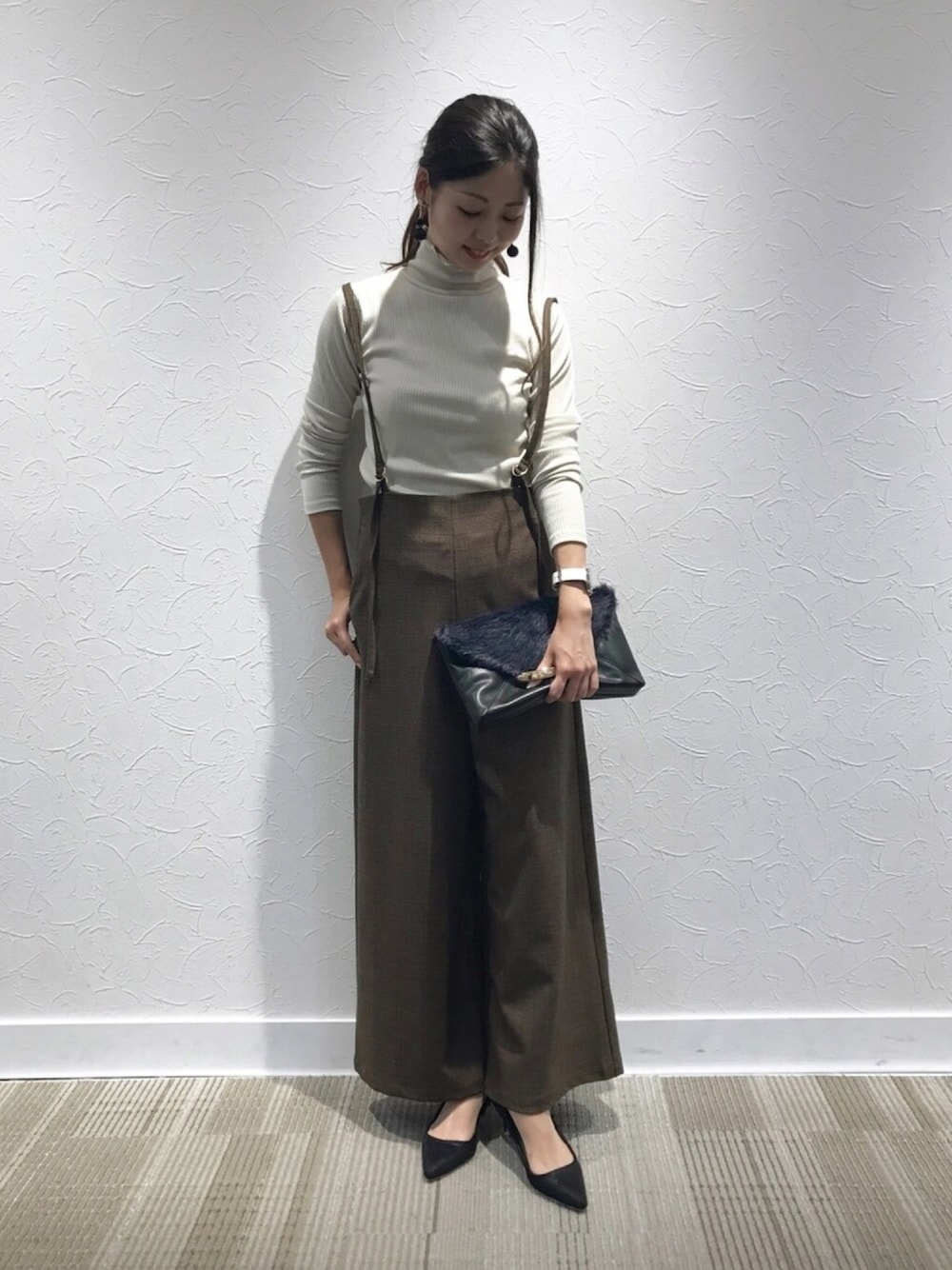 ブラウン系のその他パンツ、ホワイト系のTシャツ/カットソー、ブラック系のパンプスを着用したレディースの秋コーディネートの1枚目の写真