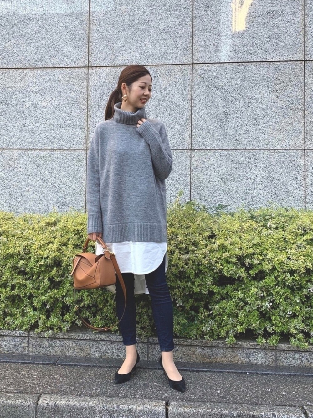 グレー系のニット/セーター、ブルー系のその他パンツを着用したレディースの冬コーディネートの1枚目の写真