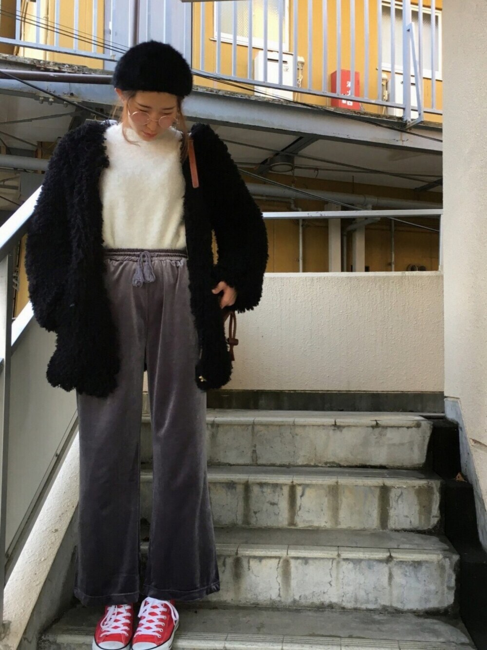 「ファーコート、白ニット、ベロア、コンバース、ファー、outfit、もふもふ族、ベレー帽、パンツスタイル、✌」｜「one after another NICE CLAUPのもこもこブルゾン（ブルゾン、ブラック系）」を使った、fuさん（レディース・165cm）の秋コーディネートの1枚目の写真