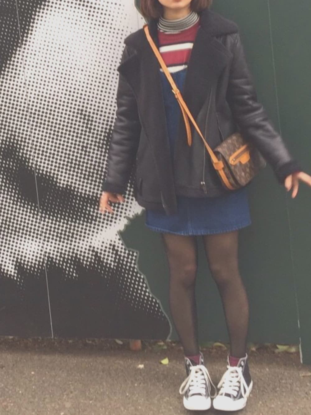 「スニーカー、ボーダートップス、converse、デニムワンピース、FOREVER 21、UNIQLO」｜「FOREVER 21のアイテム（ワンピース、ブルー系）」を使った、fuさん（レディース・165cm）の冬コーディネートの1枚目の写真
