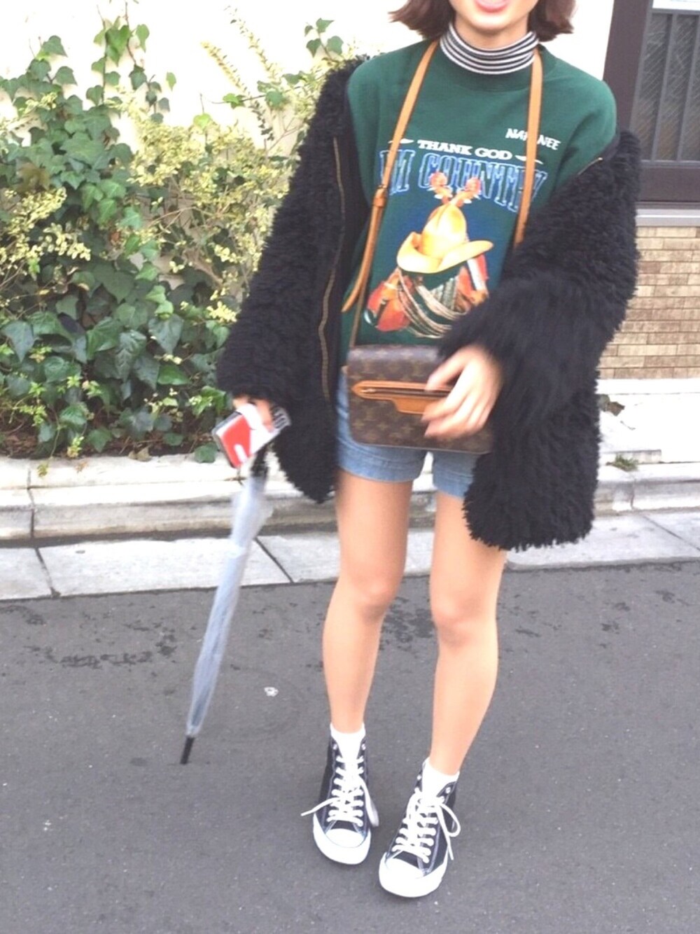 「スウェット、みどり、緑、デニム、ショートパンツ、デニムショートパンツ、レイヤードスタイル、レイヤード、converse、ファー」｜「WEGOのアイテム（スウェット、グリーン系）」を使った、fuさん（レディース・165cm）の冬コーディネートの1枚目の写真