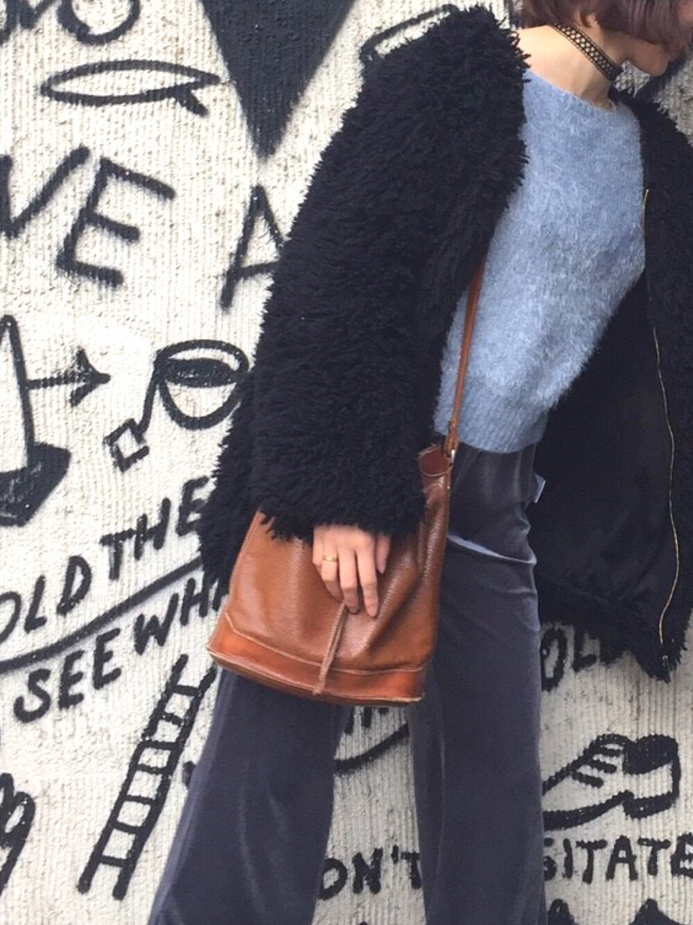 「ファー、VANS、Kastane、ベロア、outfit、ラフ」｜「Kastaneのラメシャギーニット（ニット/セーター、ブルー系）」を使った、fuさん（レディース・165cm）の冬コーディネートの1枚目の写真