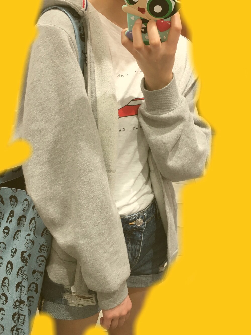 「ラクチンコーデ、スニーカー、プチプラ、パーカー、グレー、デニム」｜「FOREVER 21のアイテム（デニムパンツ、ブルー系）」を使った、fuさん（レディース・165cm）の春コーディネートの1枚目の写真