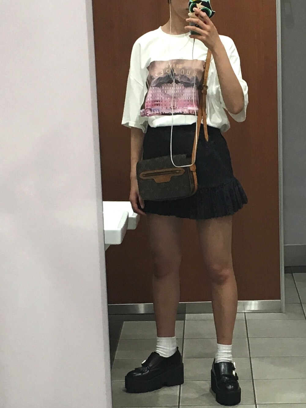 「黒、ベロア、プリーツスカート、ブタペスト、BUBBLES、中目黒の服屋、ビックT」｜「HelloUFOのアイテム（Tシャツ/カットソー、ホワイト系）」を使った、fuさん（レディース・165cm）の秋コーディネートの1枚目の写真