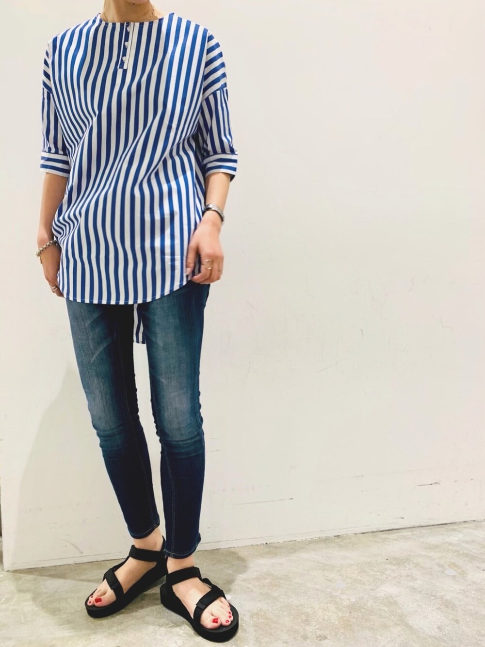 19年人気スキニーパンツコーデ27選 スキニーパンツを攻略 おしゃれアイテム スキニーパンツ デニム派 ブラック派 Unisize ユニサイズ