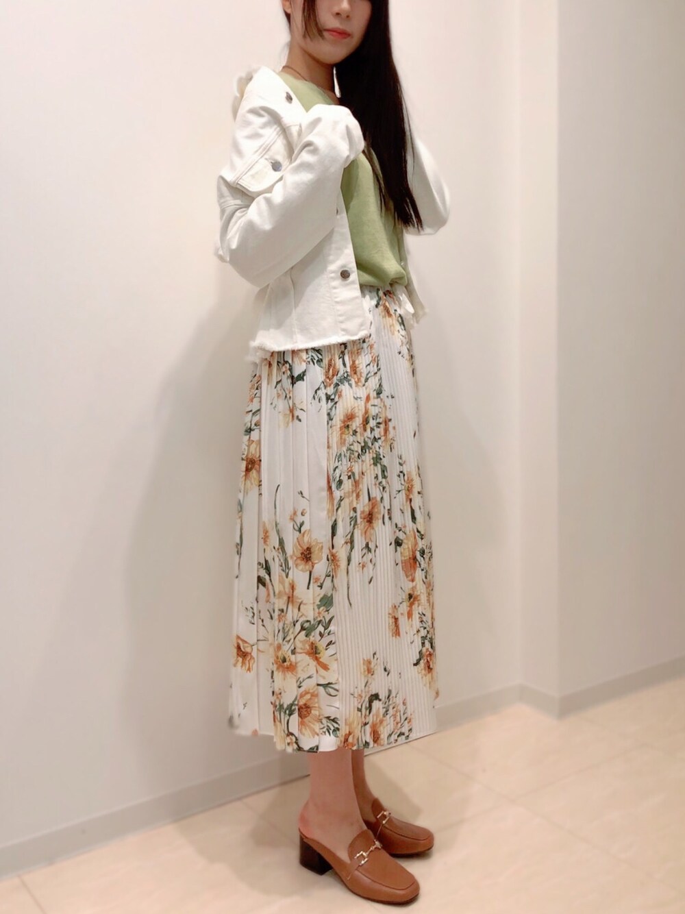 「大人カジュアル、はるコーデ、春色、グリーン、花柄スカート、プリーツスカート、春物新作、インタープラネット」｜「INTERPLANETのコットンテンセルＶネックプルオーバー（ニット/セーター、グリーン系）」を使った、堺北花田INTERPLANETさん（レディース・168cm）の冬コーディネートの1枚目の写真