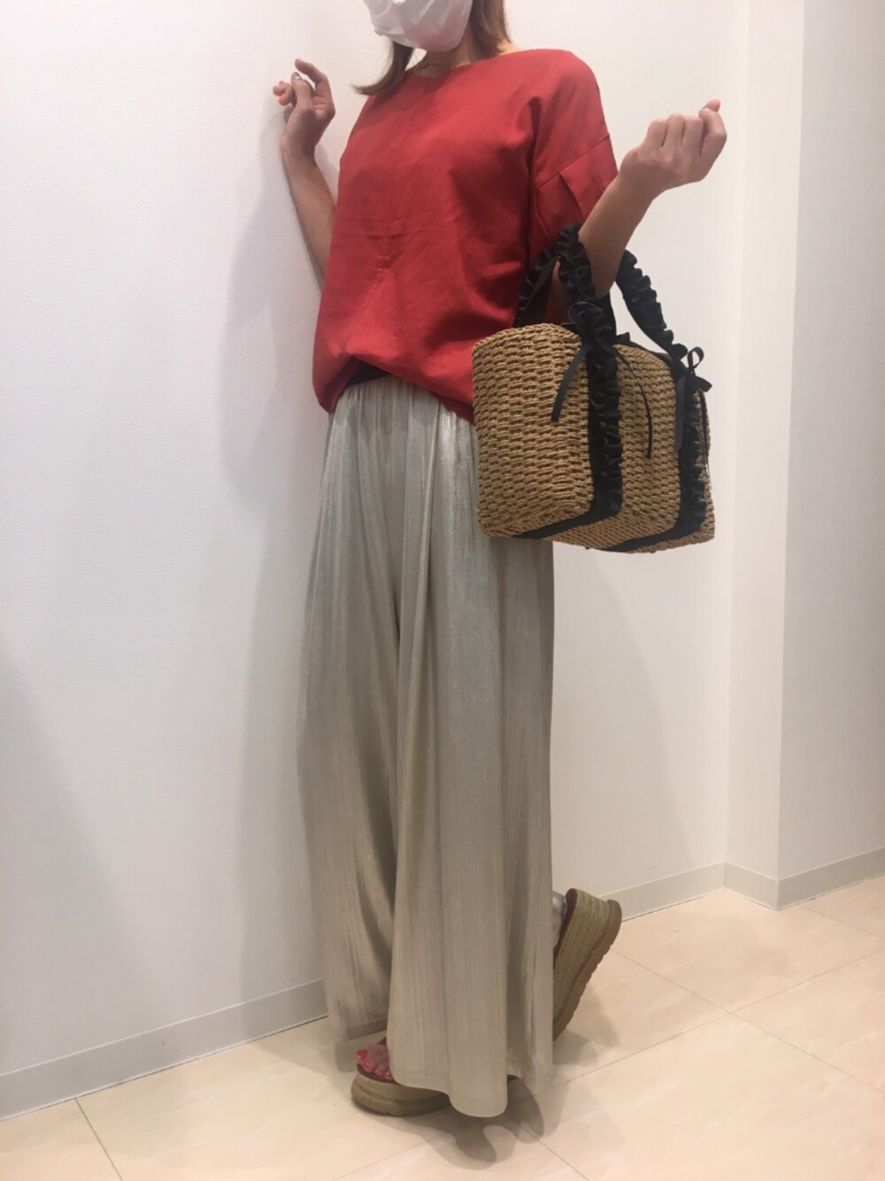 レッド系のシャツ/ブラウス、ベージュ系のその他パンツ、ブラウン系のかごバッグを着用したレディースの夏コーディネートの1枚目の写真