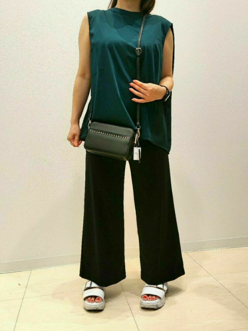 「インタープラネット、かっこいい、オトナ女子、秋先取りコーデ、おしゃれさんと繋がりたい、ダークトーンコーデ、パーソナルカラー オータム、シンプルコーデ」｜「INTERPLANETのアイテム（バッグ、ブラック系）」を使った、堺北花田INTERPLANETさん（レディース・147cm）の夏コーディネートの1枚目の写真