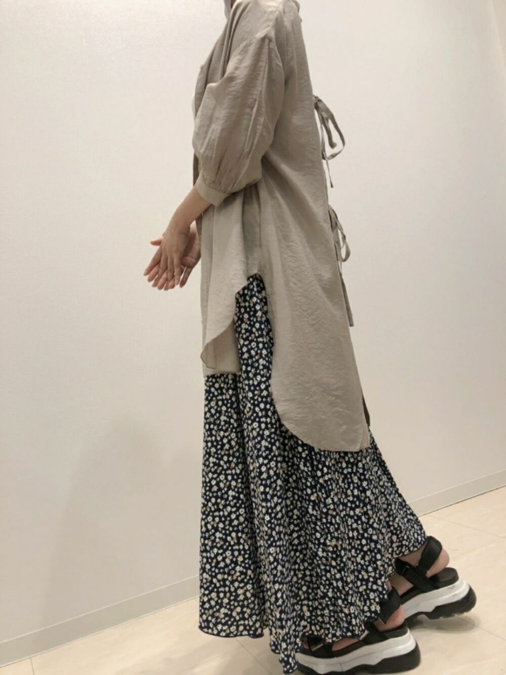 ブルー系のスカート、ブラウン系のシャツ/ブラウス、ホワイト系のTシャツ/カットソーを着用したレディースの夏コーディネートの1枚目の写真
