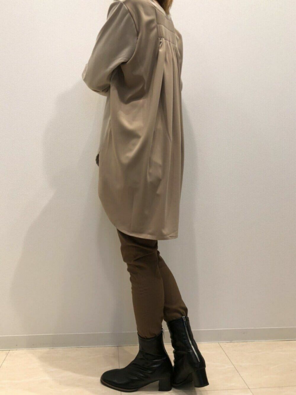 ベージュ系のTシャツ/カットソー、イエロー系のその他パンツ、ブラック系のブーツを着用したレディースの秋コーディネートの1枚目の写真