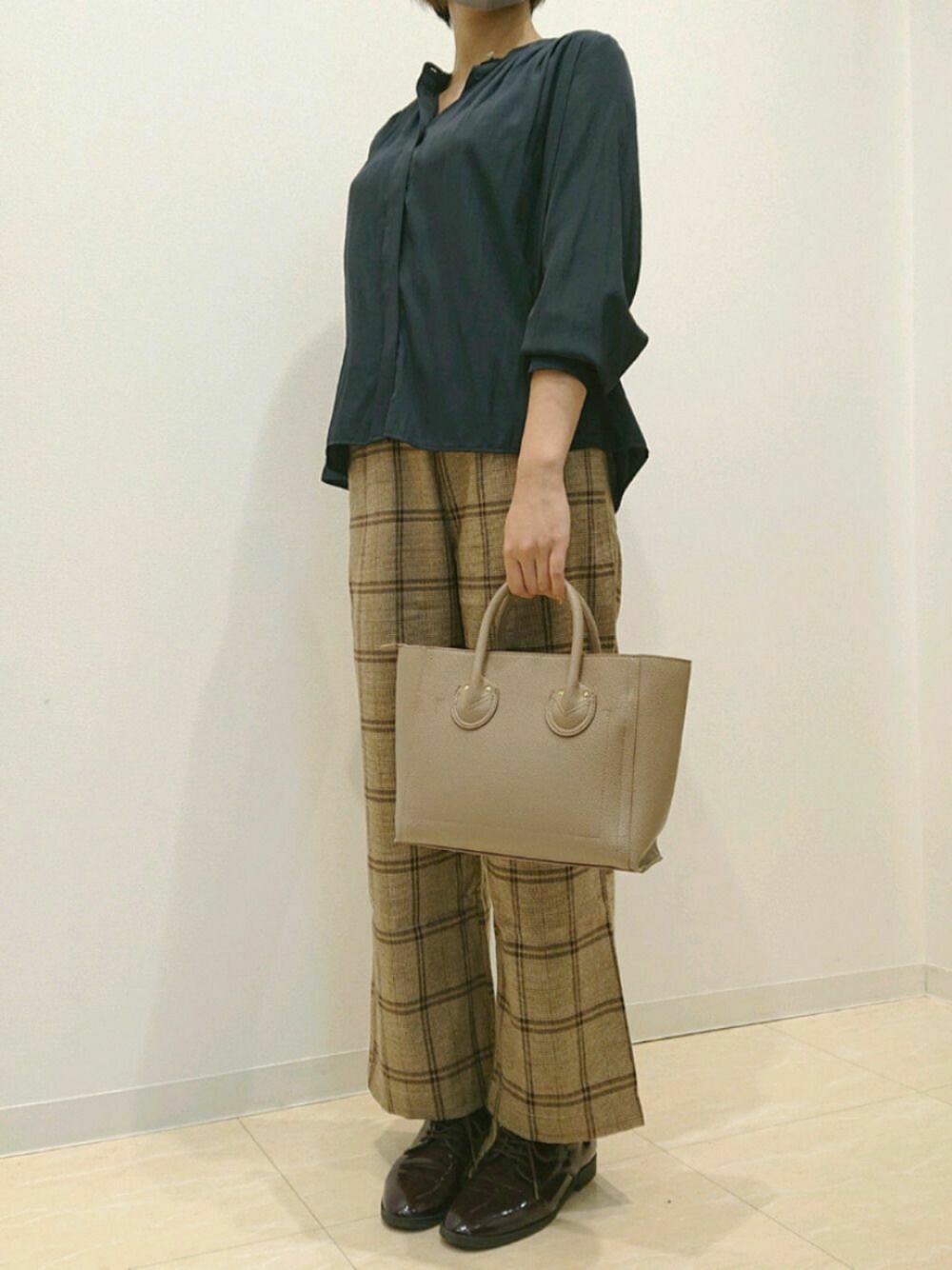 ベージュ系のトートバッグ、ホワイト系のその他パンツ、ブルー系のシャツ/ブラウスを着用したレディースの秋コーディネートの1枚目の写真