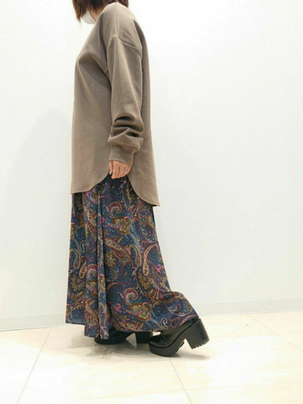 ブラウン系のTシャツ/カットソー、ブルー系のスカートを着用したレディースの秋コーディネートの1枚目の写真