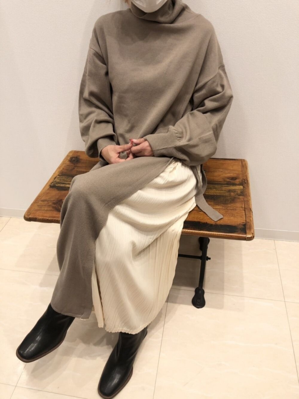 「シンプル、ブーツスタイル、ロングワンピース、ママファッション、お洒落さんとつながりたい、お洒落好きな人と繋がりたい、お洒落大好き、インタープラネット」｜「INTERPLANETのサイドプリーツタートルニットワンピース（ワンピース、ブラウン系）」を使った、堺北花田INTERPLANETさん（レディース・161cm）の秋コーディネートの1枚目の写真
