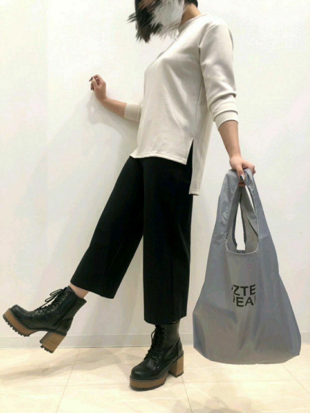 ブラック系のその他パンツ、ベージュ系のTシャツ/カットソーを着用したレディースの冬コーディネートの1枚目の写真