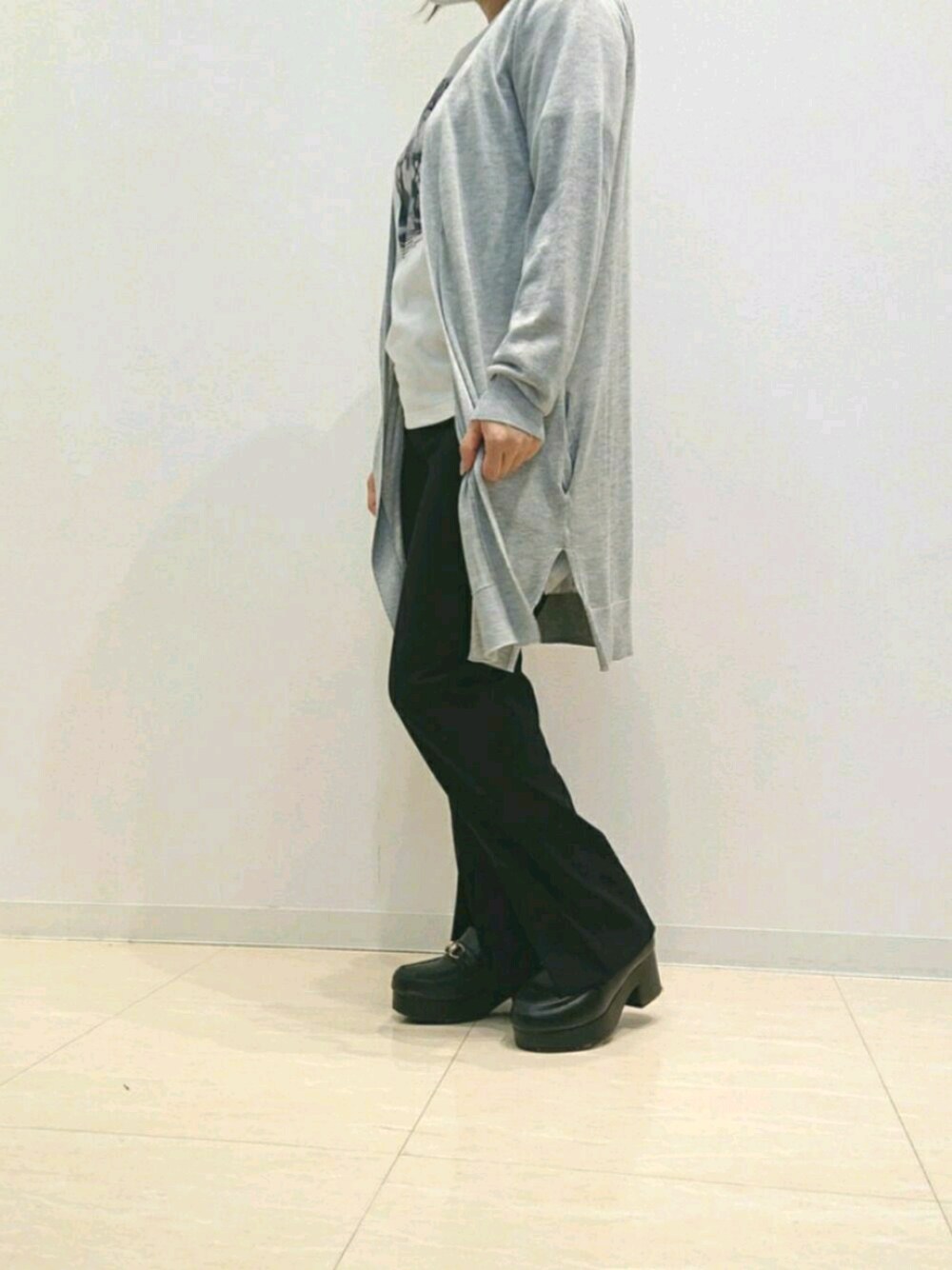 ブラック系のその他パンツ、グレー系のカーディガン/ボレロ、ホワイト系のTシャツ/カットソーを着用したレディースの春コーディネートの1枚目の写真