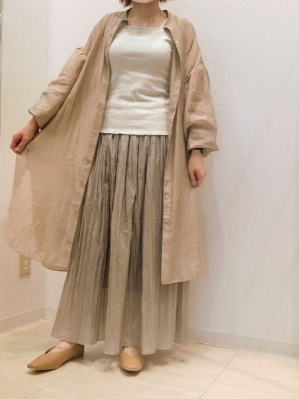 グレー系のスカート、ブラウン系のシャツ/ブラウス、ブラック系のその他シューズを着用したレディースの春コーディネートの1枚目の写真