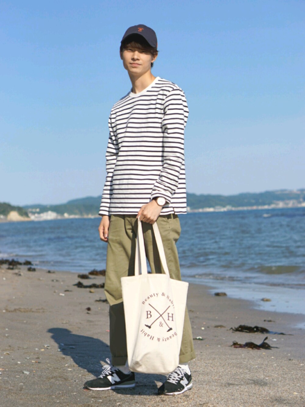 「夏コーデ、シンプル、シンプルコーデ、スニーカー、GU、ラフ、休日スタイル、ボーダー、大学生」｜「Beauty&Habitのアイテム（トートバッグ、ホワイト系）」を使った、しんのすけさん（メンズ・174cm）の春コーディネートの1枚目の写真