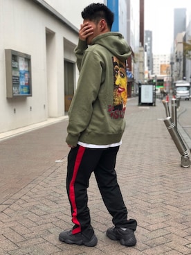 Supreme のパーカーを使った「ストリート系」の人気ファッション