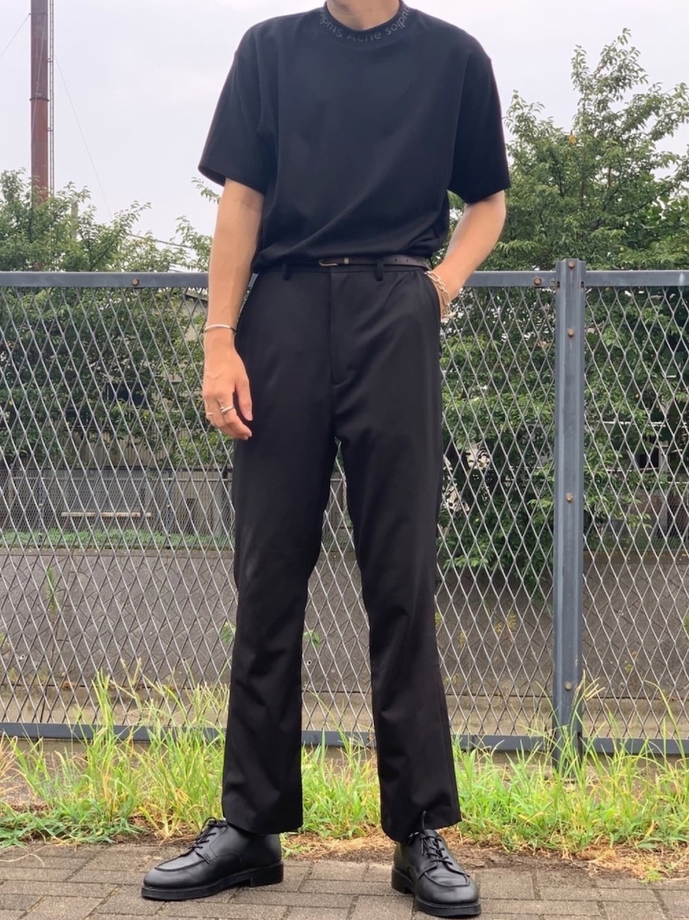 ブラック系のTシャツ/カットソー、ブラック系のドレスシューズ、ブラック系のその他パンツを着用したメンズの夏コーディネートの1枚目の写真